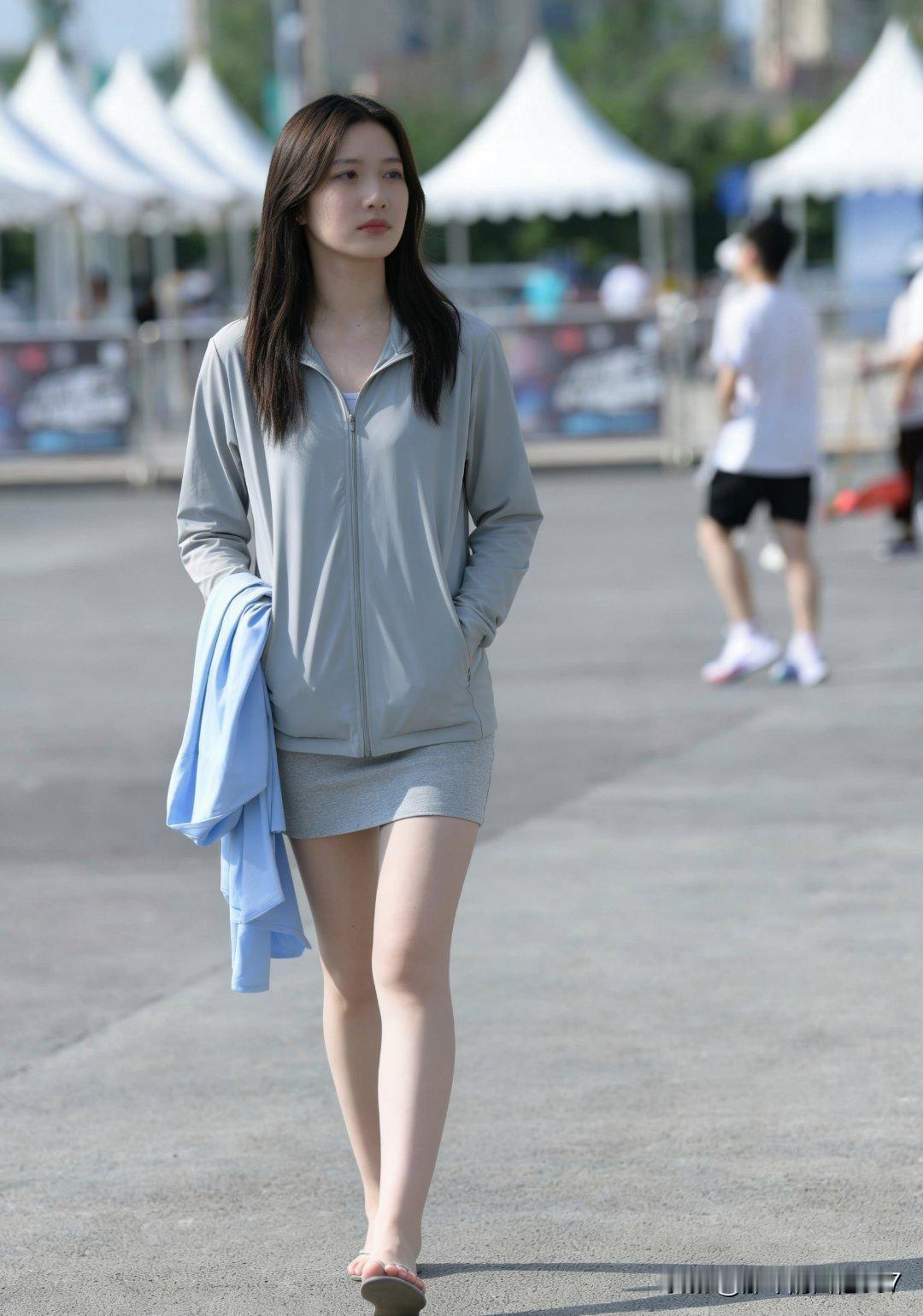 夏日来临，休闲运动风穿搭简直是yyds！今年运动装适用场景超广，像Sportiq