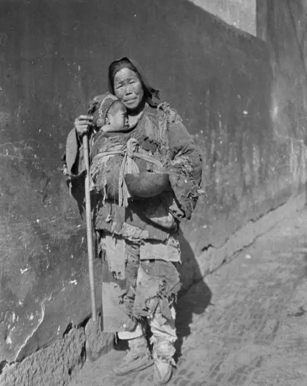 1949年，湖南平江解放后，有一个乞丐模样的妇人，径直走进了县委大院，当门口的守