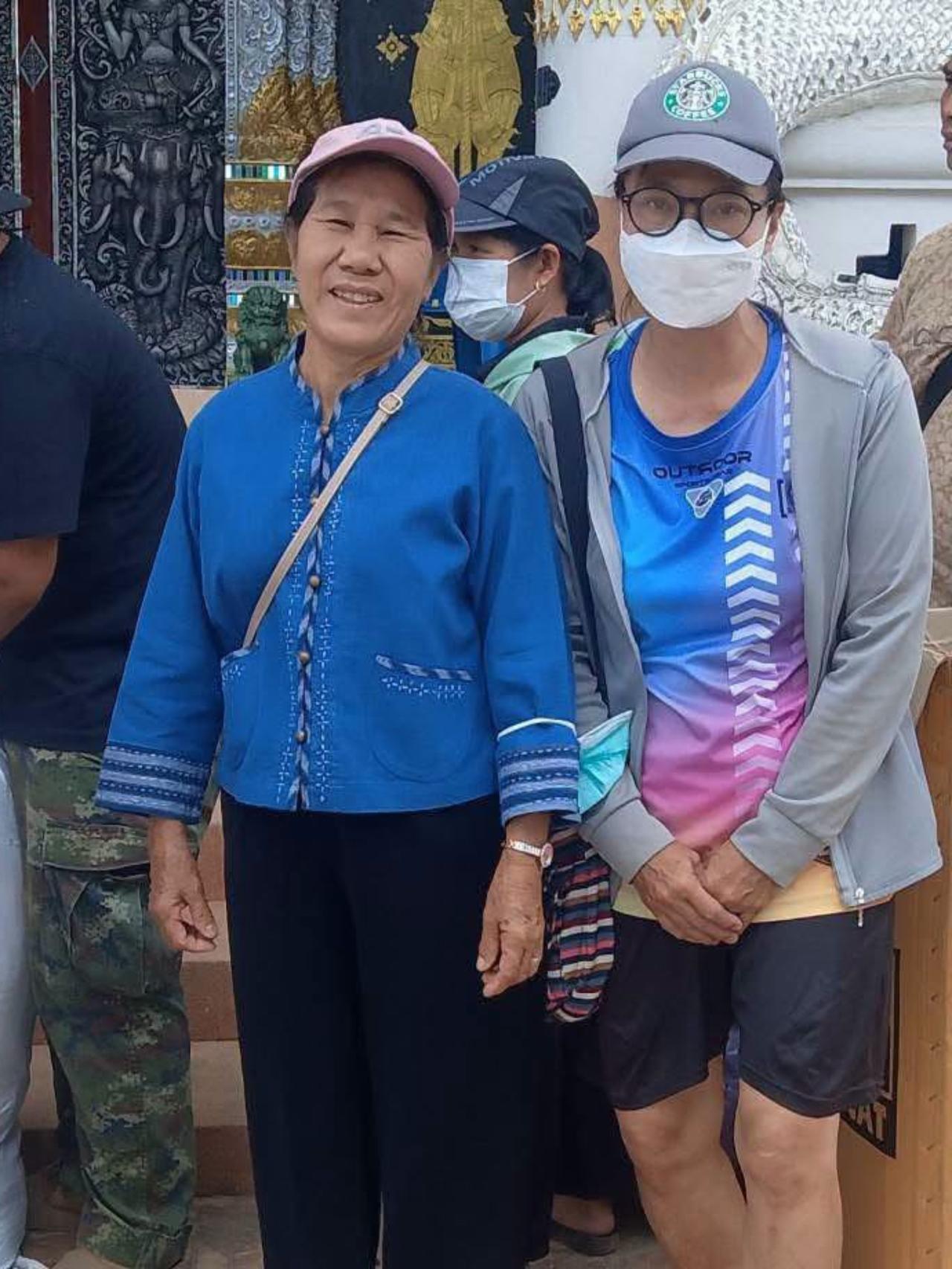 诗妮娜母亲出席公务，穿着朴素接地气2026年8月25日，诗妮娜贵妃的妈妈，坤英