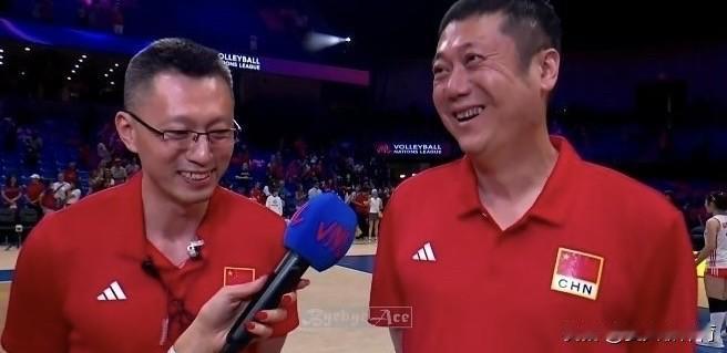 赵勇教练赛后笑得合不拢嘴的！接受国际排联记者的采访，勇哥都忍不住笑！但是打多米尼