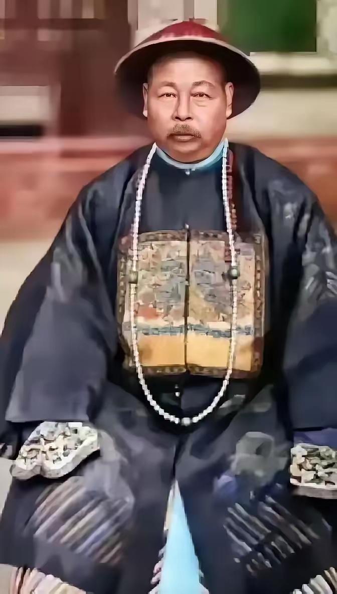 64岁左宗棠西征新疆，偶遇百余残兵当场落泪1876年，64岁高龄的左宗棠打
