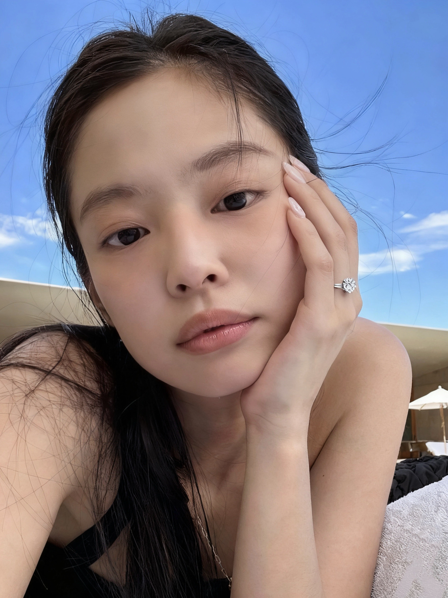 好幸福！JENNIE被拍到与男友NicoHiraga和一位朋友在加拿大温哥