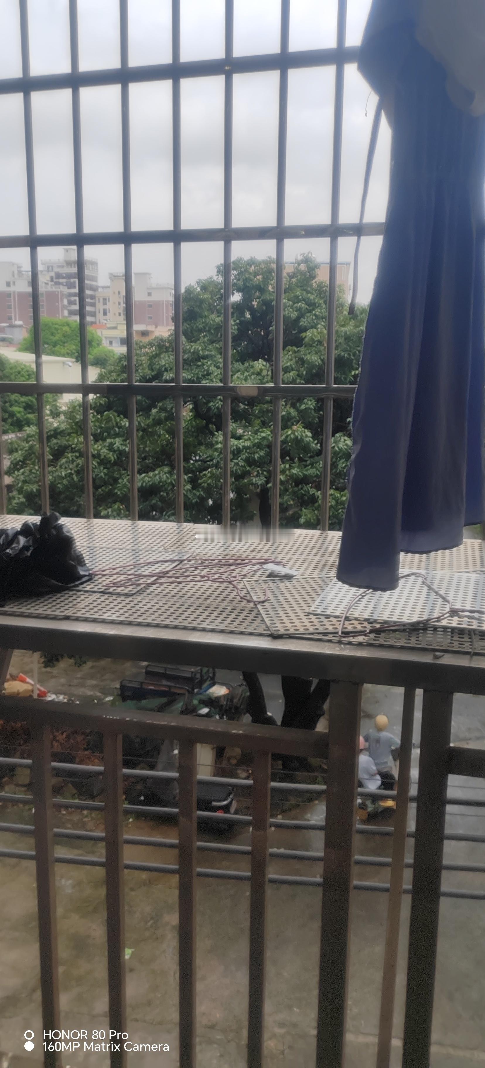 今天天气下雨，真烦呀！​​​