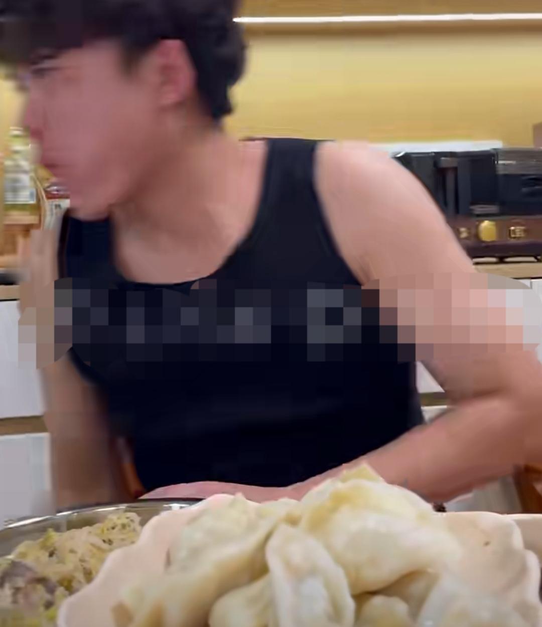 “这饺子别人包不出那味！”近日，河南郑州一女子将一盘饺子端给丈夫，丈夫吃一口后，