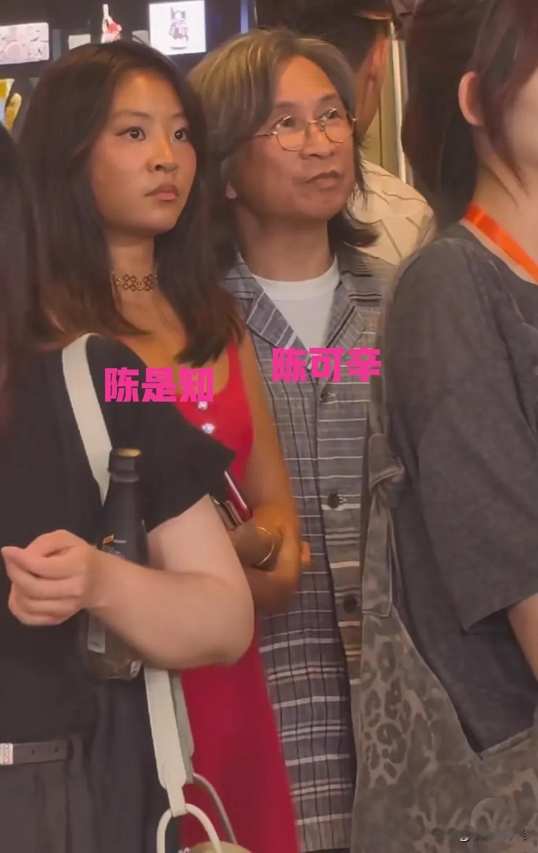 《花儿与少8》发布会，陈可辛带着女儿陈是知罕见出镜，现场支持吴君如。陈可辛留着
