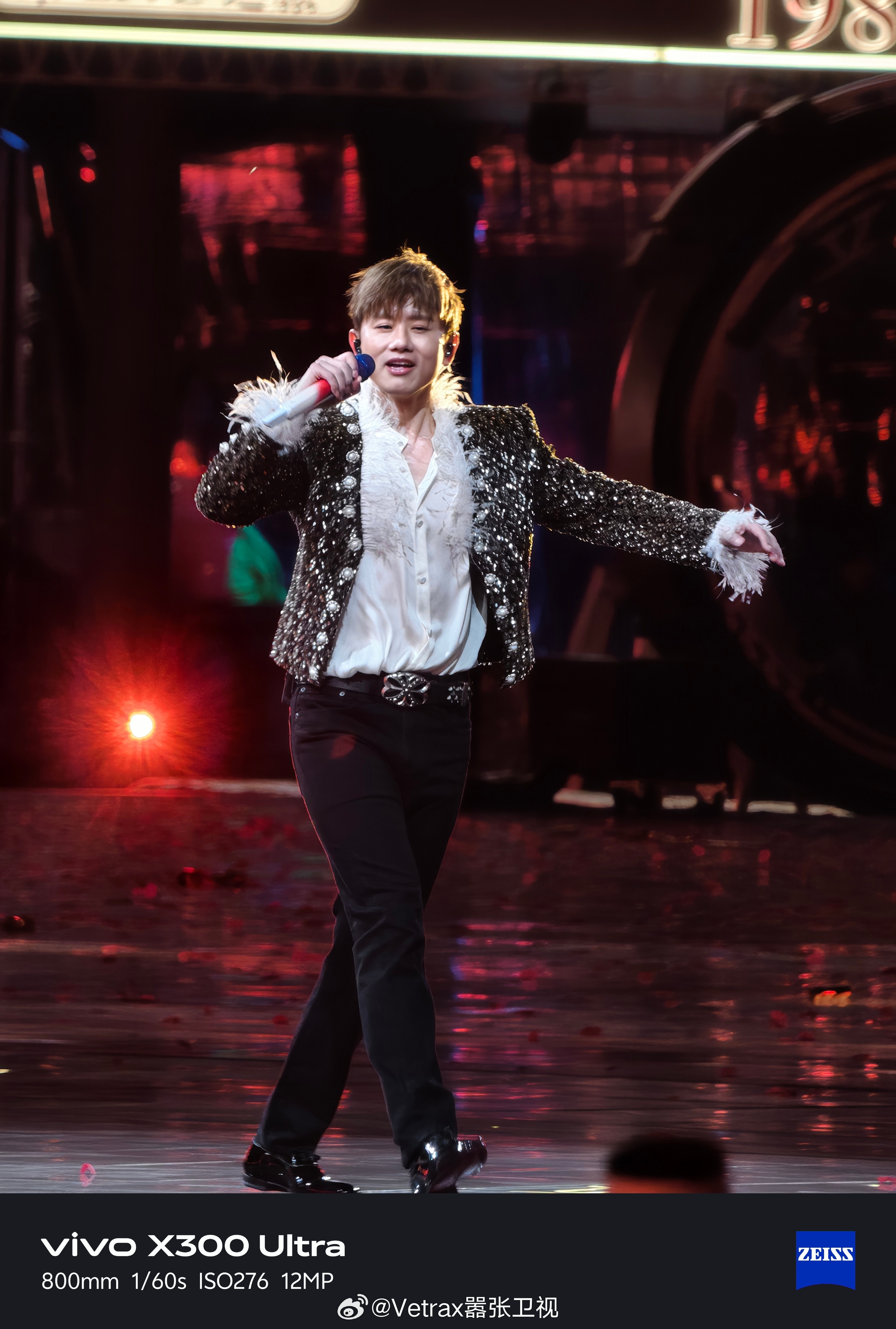 鸟巢的看台位比内场舒服多了啊……（下次买鸟巢演唱会要买看台位，不去内场了……）张