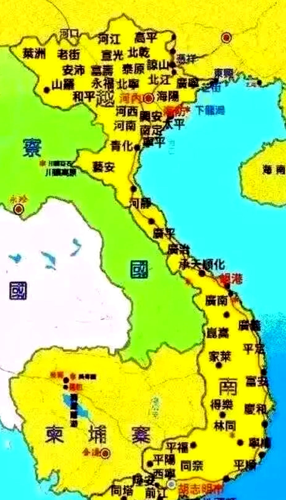 跑到中越边境那个小镇夜市，刚咬了一口手里的越南春卷，旁边几个卖小吃的小年轻就用中