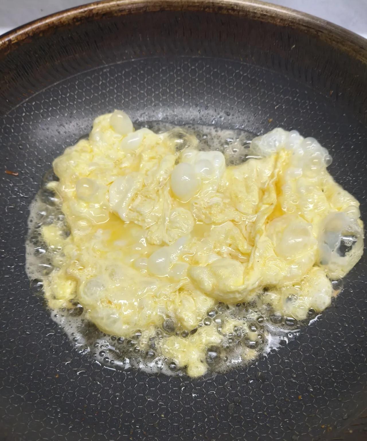 今天下小雨了。中午还在发愁吃什么饭!妻子说，好长时间没吃炒饼了，简单点吧，就吃素
