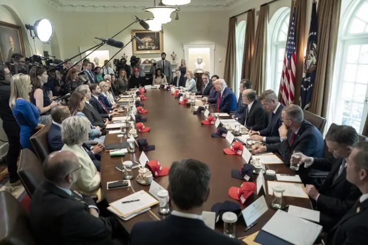 这一届老美的内阁大员不好当。首先是副总统万斯，万斯最近10几天露面和讲话都不积