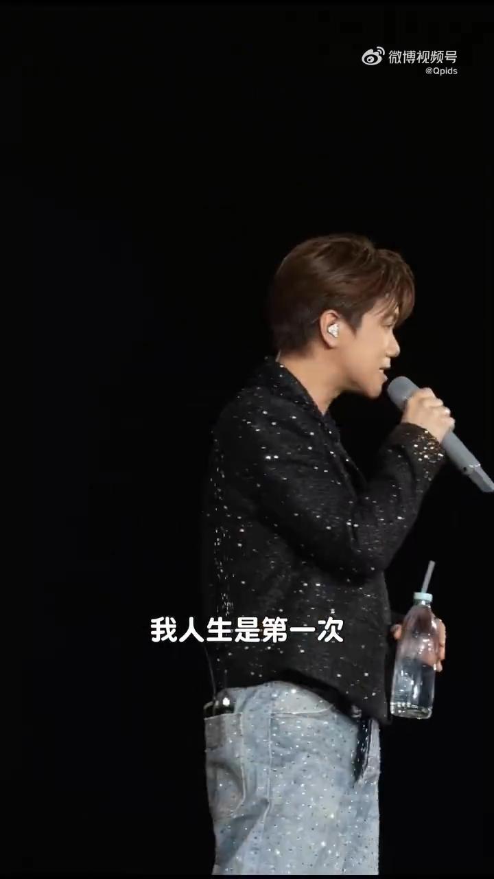 5月3日，张敬轩参加英皇25周年演唱会:“今晚很开心能来到这个这么漂亮的香港启德