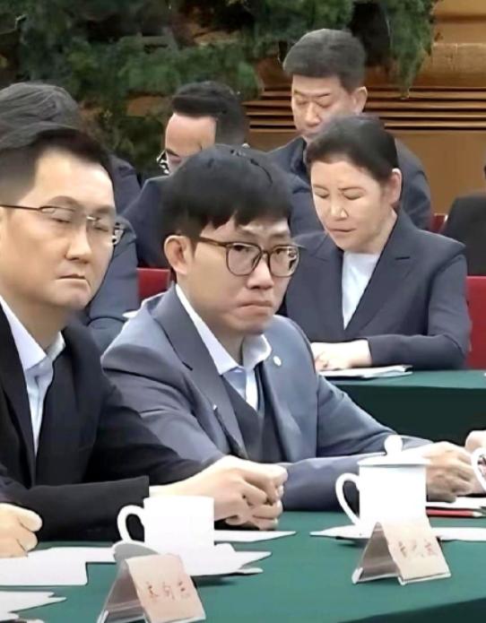 “去收割外国市场才叫真英雄！”这话像冰渣子一样甩出来，梁文峰没接，只是那双眼死死