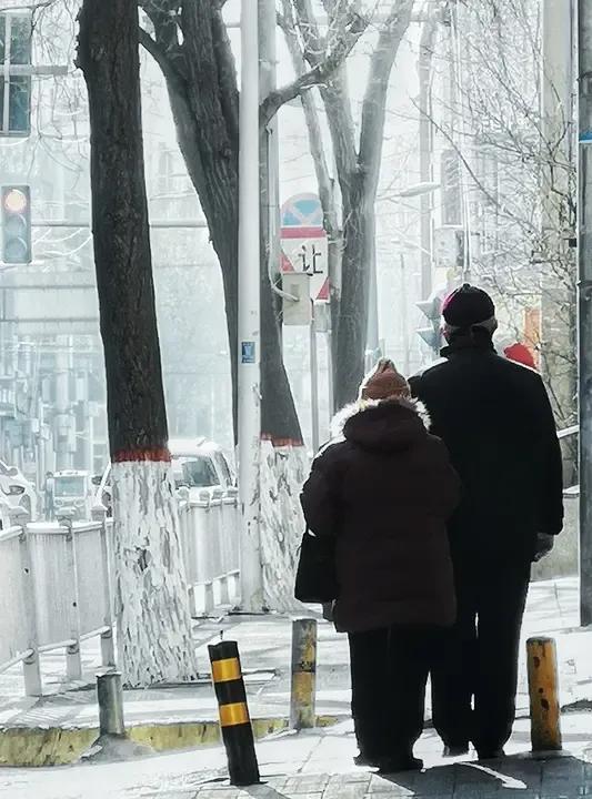 最幸福的老年生活你有几条呢一，六十岁后有退休金，或有能养老的存款。二，有自