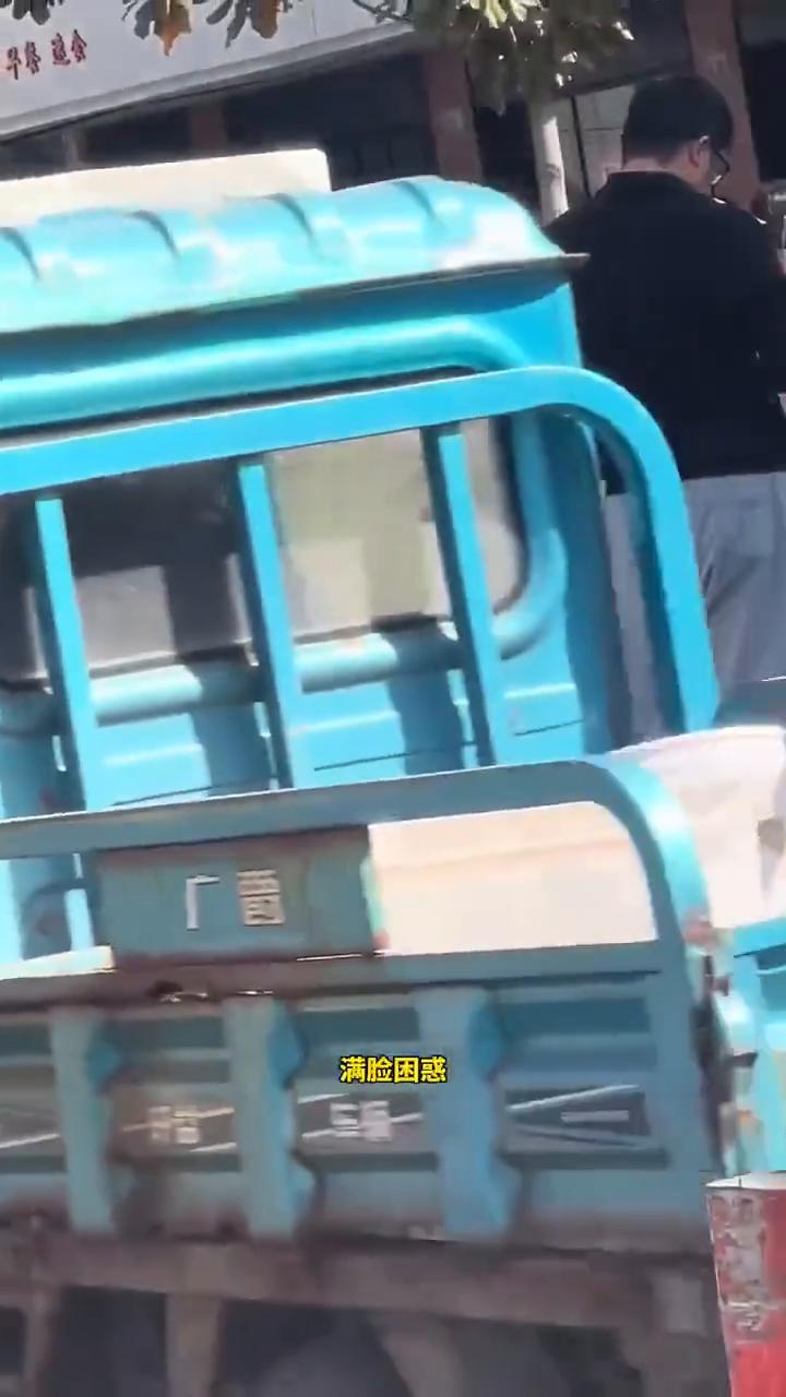 交警穿错鞋。今天出门看到一位交警穿错了鞋子，刚要下车提醒他，他自己便察觉到了。