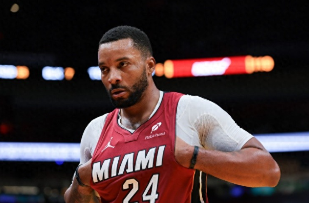 热火主场140-123大胜快船。赛后鲍威尔接受了采访。谈到老东家快船目前5胜1