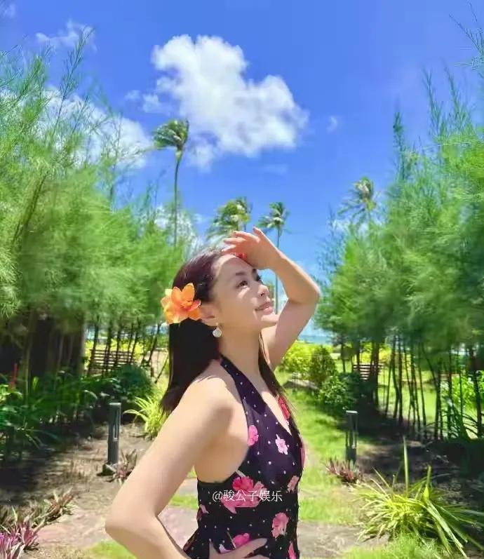 44岁的阿娇近日分享了旅行照片，照片中她身穿泳装，身材匀称紧致毫无赘肉，既苗条又