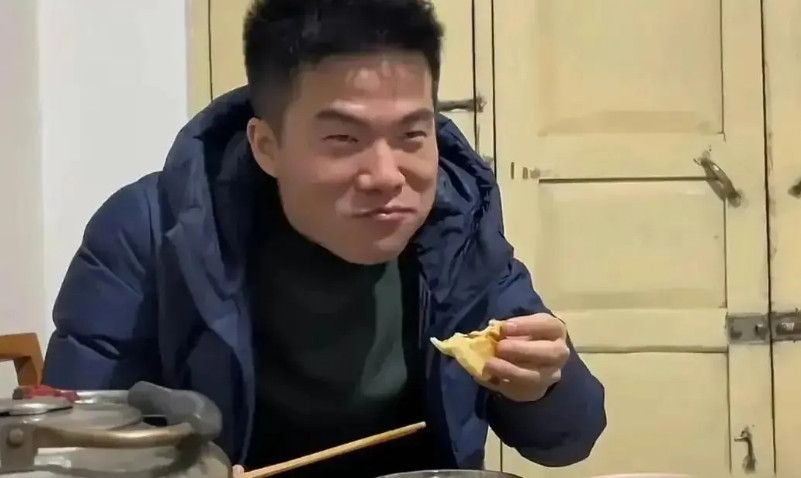 董宇辉没有把自己当什么文化人安徽有个老派的作家聂圣哲批评董宇辉不配过端午节。理