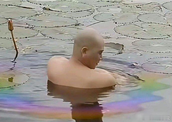 拍西游记唐僧洗澡的时候为了拍出佛光的感觉，加了汽油那会儿的演员是真的拼啊