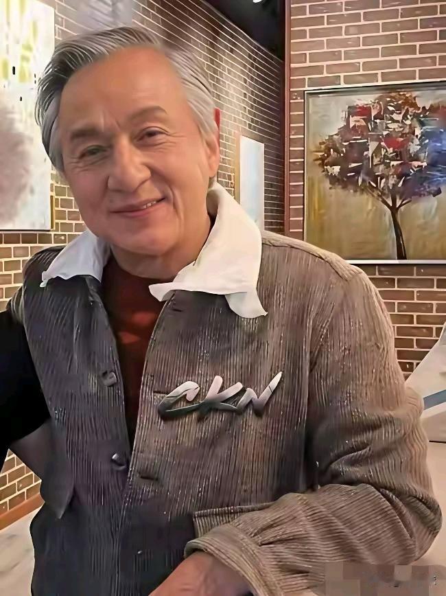 成龙如今比任何人都明白，人生的离别不知何时降临。他不再执着要求房祖名做出多大成就