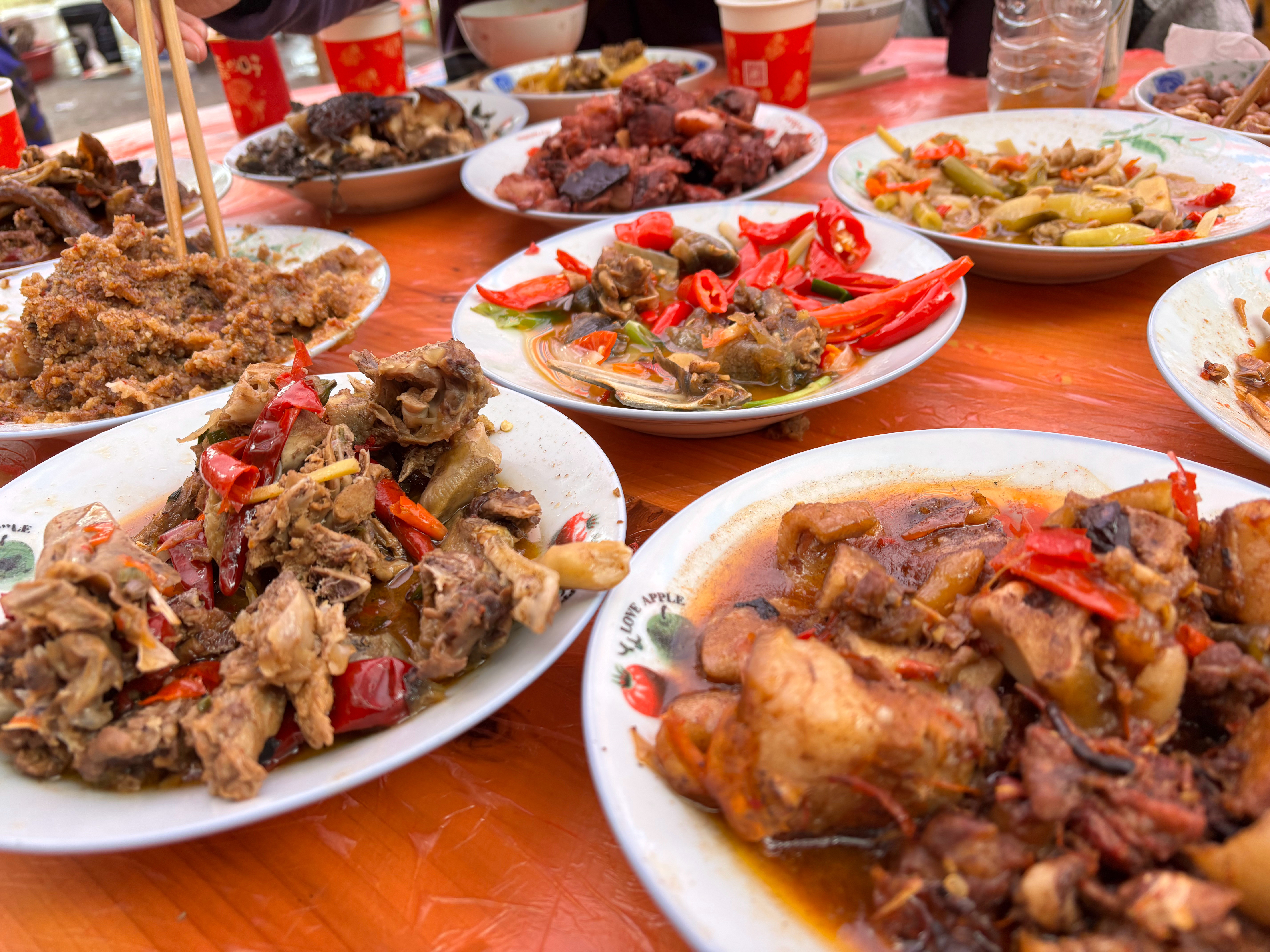 在江西吃酒席，都快吃饱了，还这么多菜。网上很多发江西吃席乱抢的，没有代表性