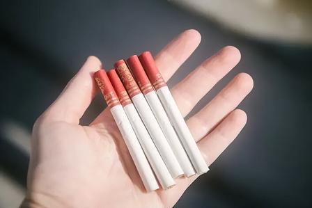 郑州一个10岁男孩，不停咳嗽，去医院一查——肺癌早期。医生问了一圈，孩子不抽