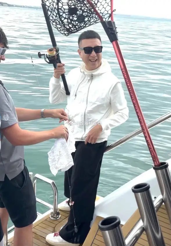 56岁孙红雷新西兰钓鱼，裤子掉档脸发胖，衣服皱皱巴巴超接地气！！！！！