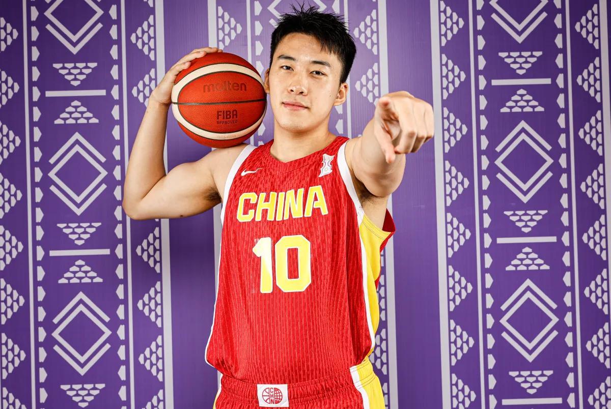 亚运会小组赛对阵巴林，王俊杰上半场4投0中，手感冰凉得让场边的郭士强指导都忍不住
