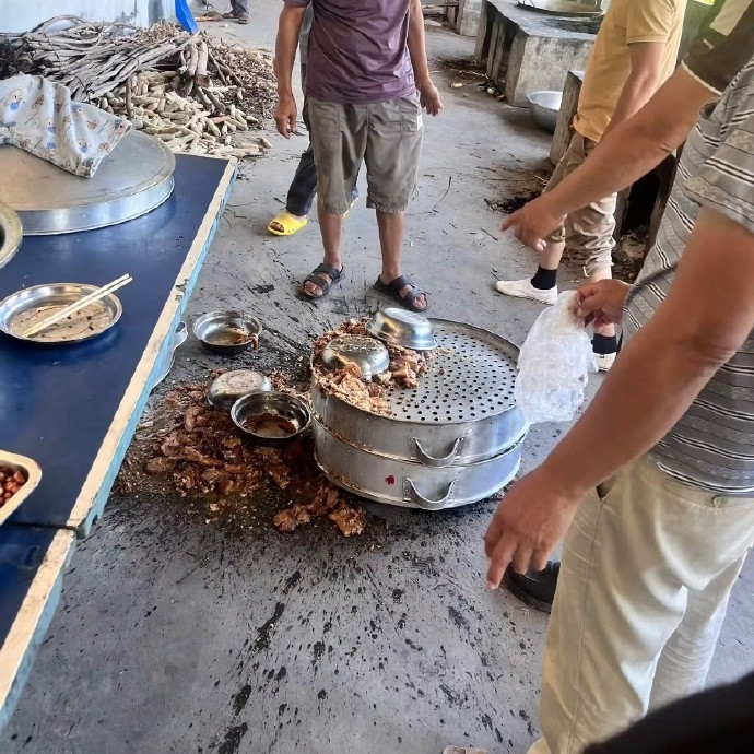 当在酒席上不小心打翻了扣肉[跪了]​​​​