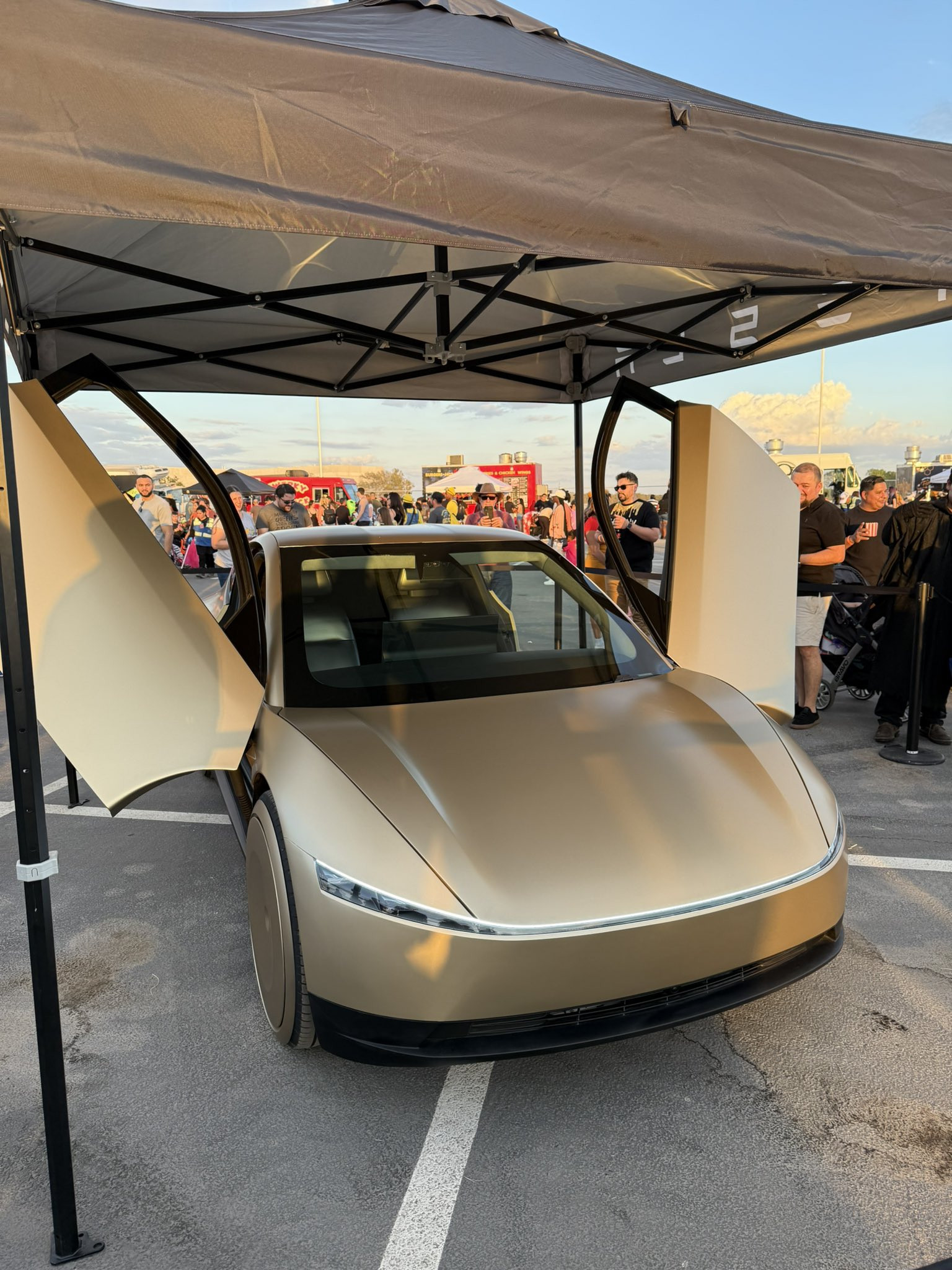 今天一上车又看到了特斯拉这个提示，我第一次看到时的反应是：前挡风下的两个前向摄像