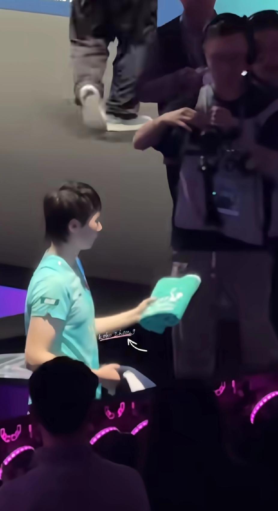 破防了！曼昱递球衣马琳帮忙扔，这才是国乒最动人的双向奔赴✨谁懂啊！澳门世界