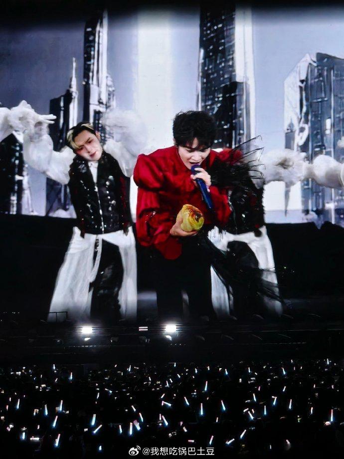 舞蹈老师对周深绝对是真爱，每次都能设计出新花样，今天这条臭鳜鱼直接把周深整不会了