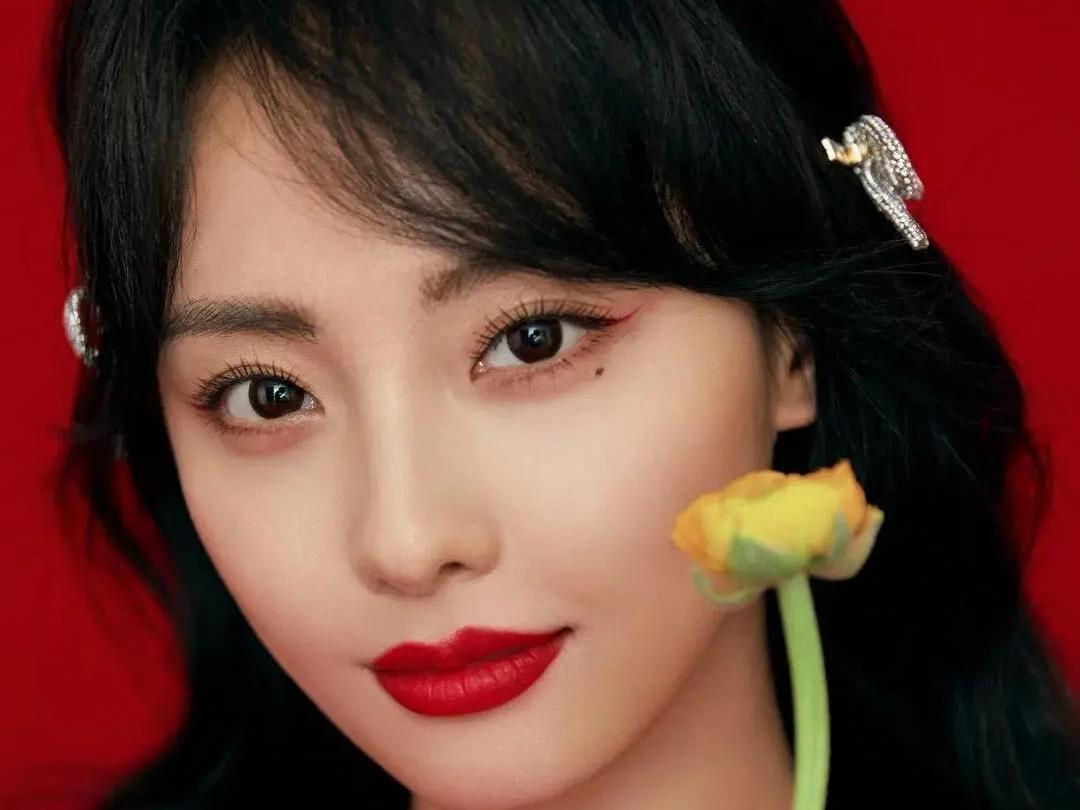 邵晴凭厚脸皮”上位，张嘉倪输在太要脸！这家人三观让人看不懂25岁的邵晴素颜特别