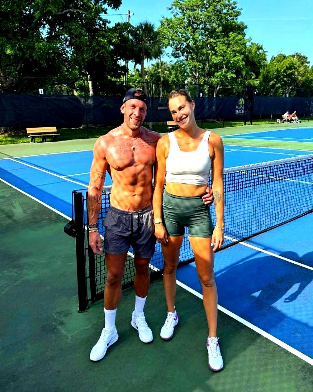 两个月前她刚在全世界面前公开逼婚，昨晚那个巴西富豪真就跪下了。印第安维尔斯的深夜