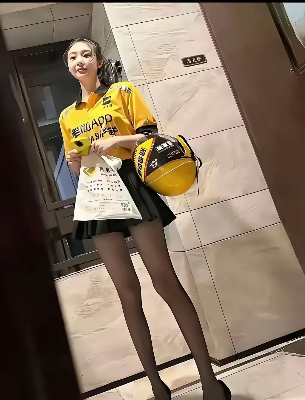 这种身材的美女，现在也沦落到送外卖了吗？