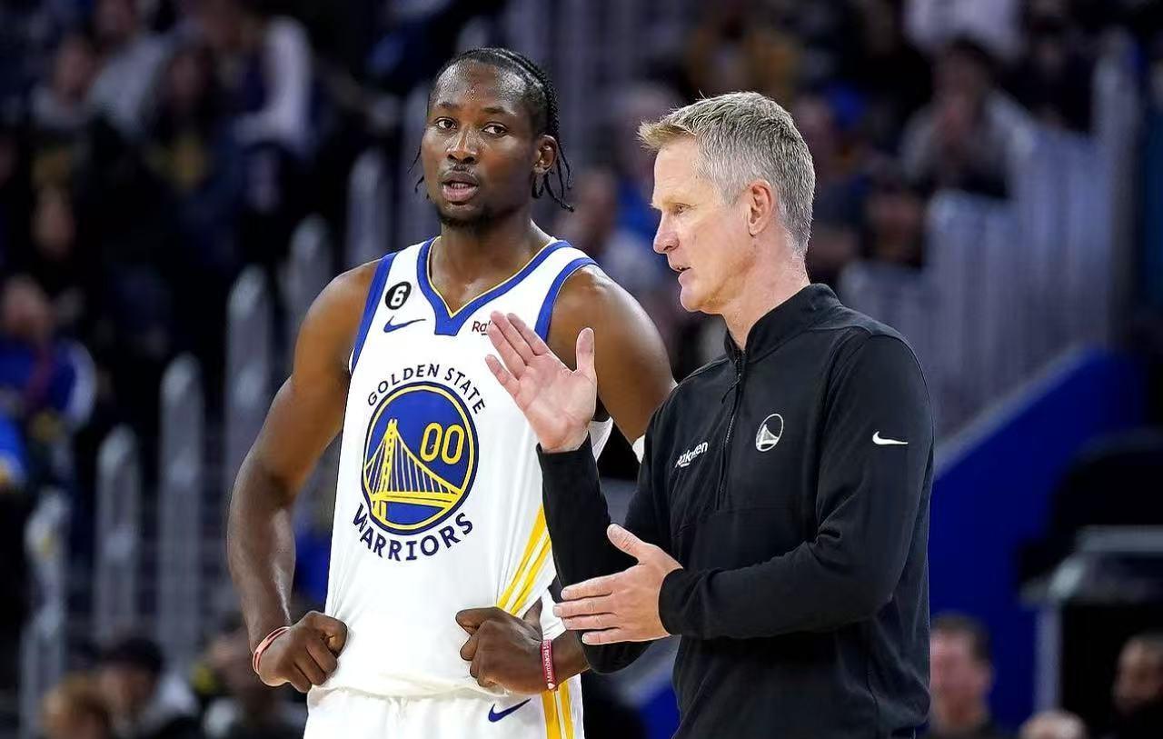 库里快退役了。勇士却不敢all-in了。这话说出来挺伤人的，但你看邓利维那操