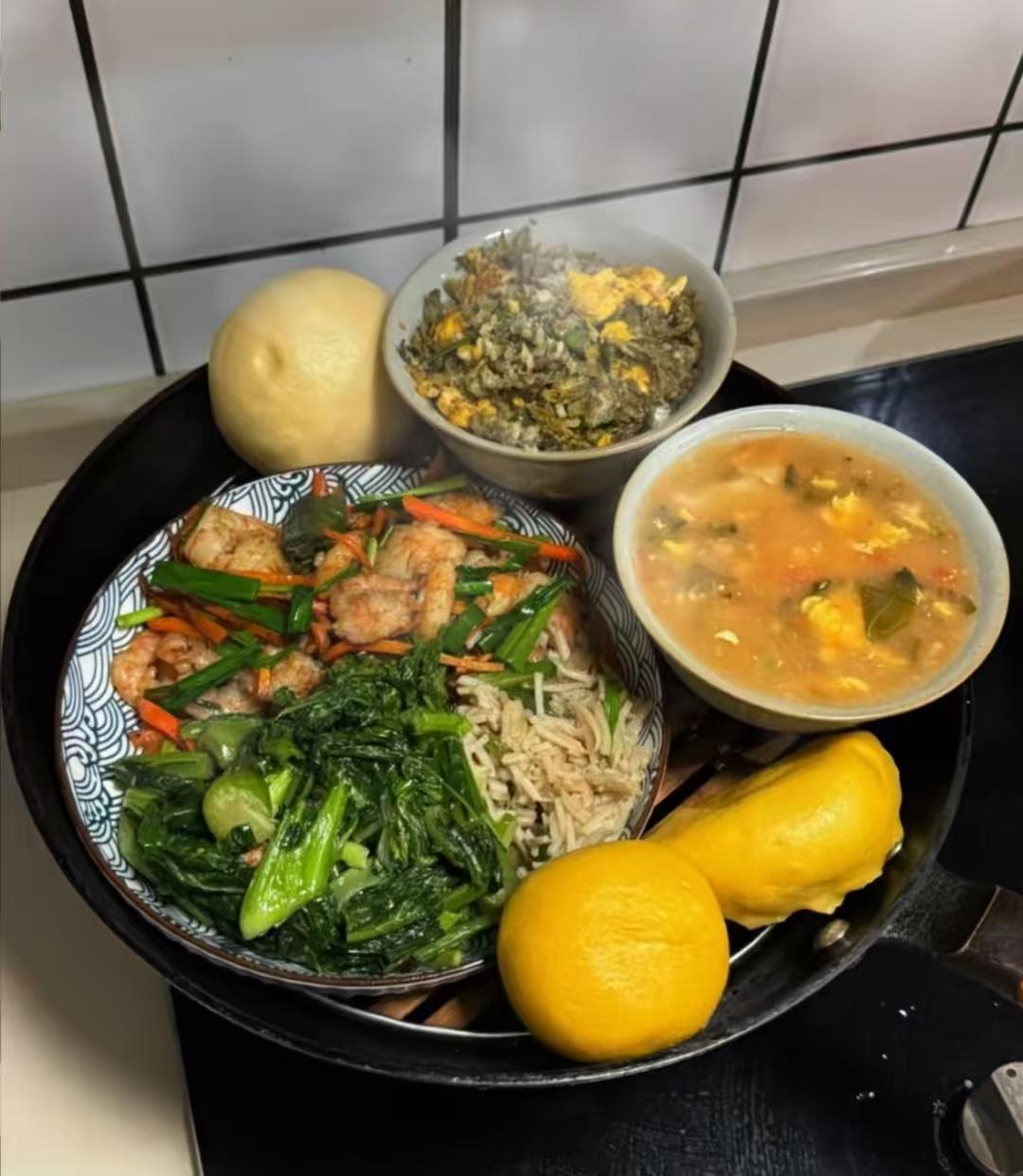 婆婆给我留饭，喝不惯这种汤。先不管饭菜适不适合你口味，就凭婆婆疼你的这份心，我给