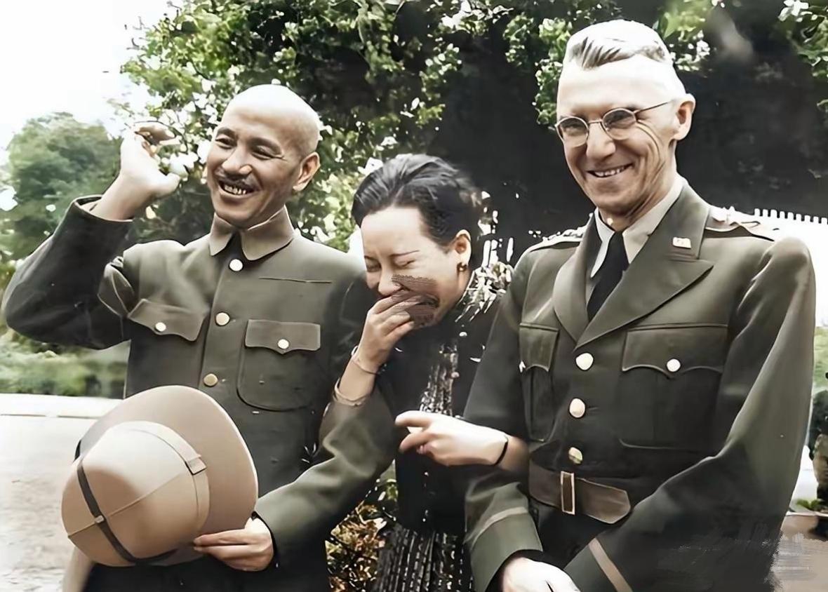 分享一张珍贵的老照片抗战时期，宋美龄一手挎着丈夫蒋介石，另一手挽着史迪威将军，三