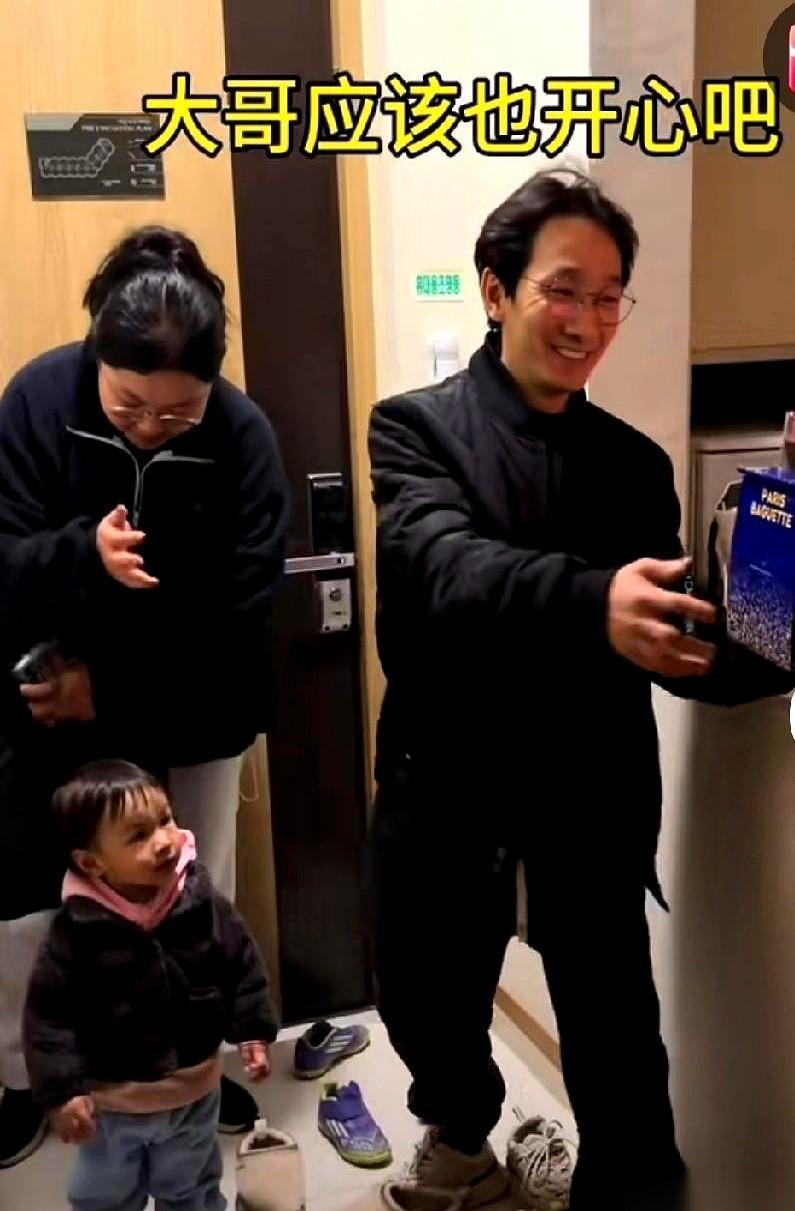 大哥一开门，人直接懵了。眼前是弟媳妇端着蛋糕，三个小萝卜头扯着嗓子喊“大伯生日