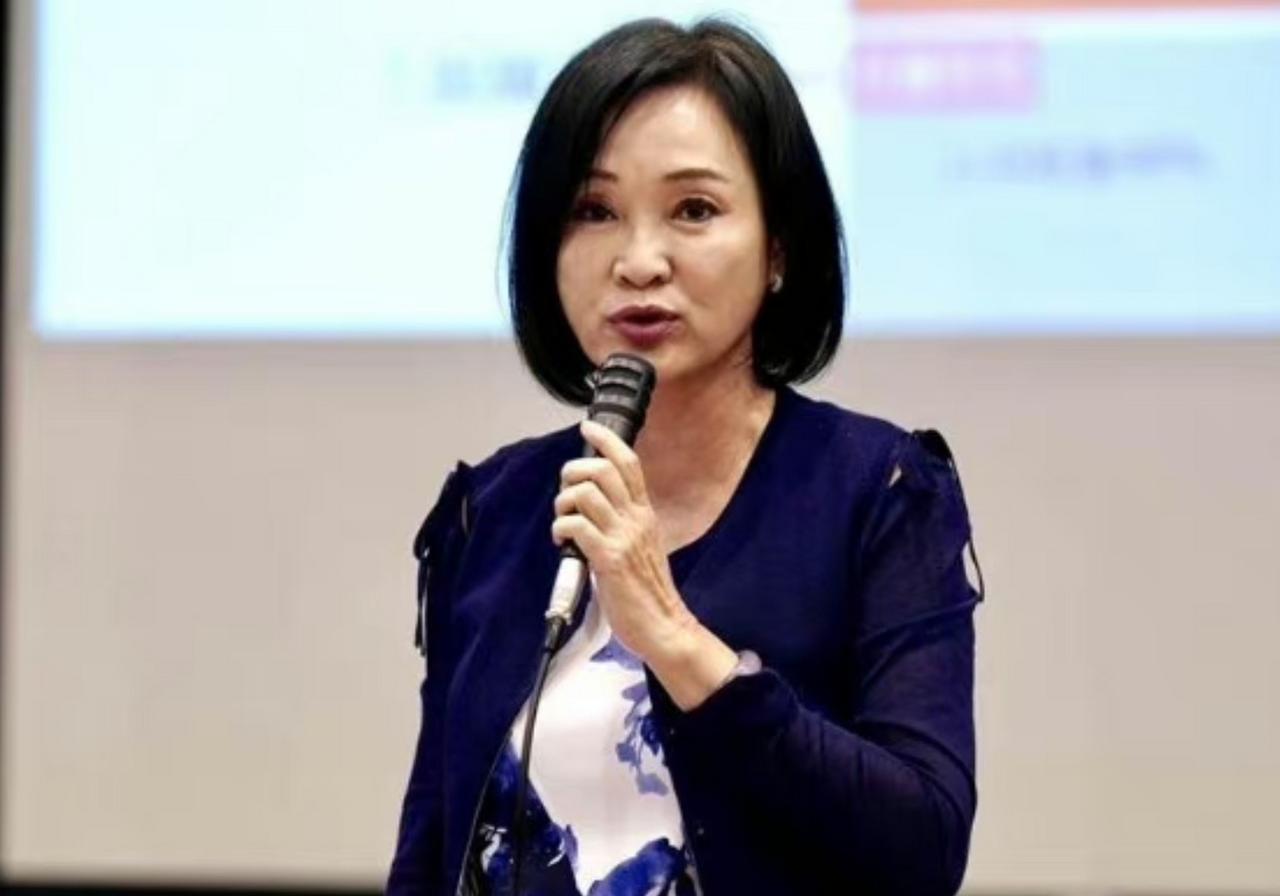 自以为是、狂妄自大。处处与自己党中央唱反调之人，谁愿意重用？近日，柯志恩落选国