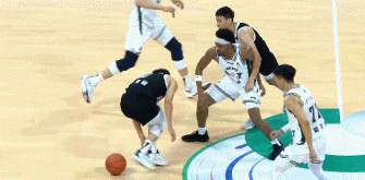 黄荣奇打反击被孙晨然扑倒，莫兰德曾繁日都有新闻跟进孙晨然整个动作很业余，即便