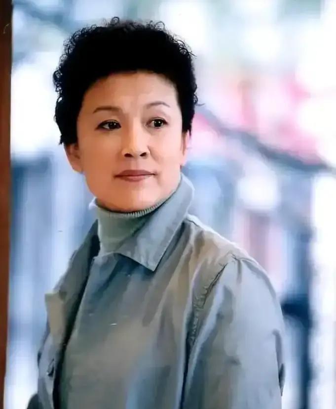 2012年，邓婕去宋春丽家串门，61岁的宋春丽和老伴孙维熙各据沙发一角，屋里静得