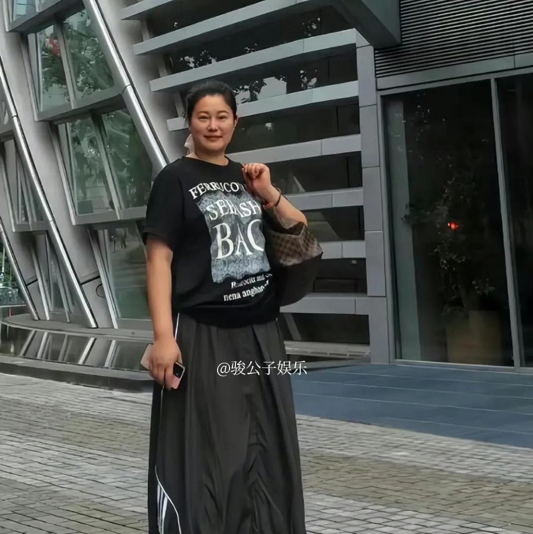 于娜年轻时拥有傲人身材和出众颜值，但如今的近照却让许多粉丝感到失望，昔日的超模如