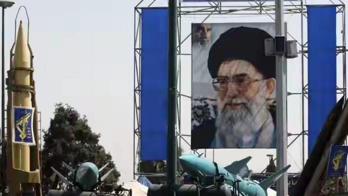 内贾德，这位伊朗政坛的“硬骨头”，终究没能躲过美以联军的“斩首刀”。3月1日，以