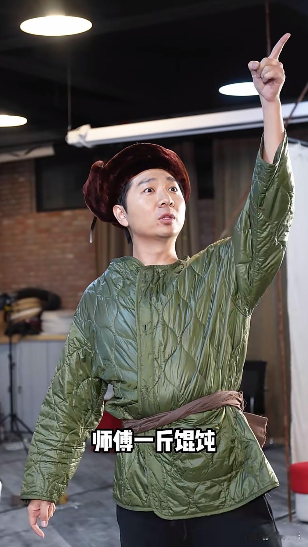 陈大愚更新视频，视频内容是他在陈佩斯面前表演小品《胡椒面》里陈佩斯吃馄饨的片段。