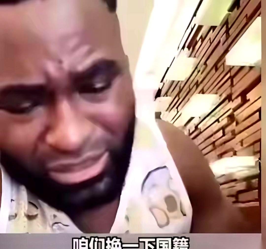 刷到一个视频，给我看愣了。一个非洲小哥，在机场哭得稀里哗啦，死活不想走。对着