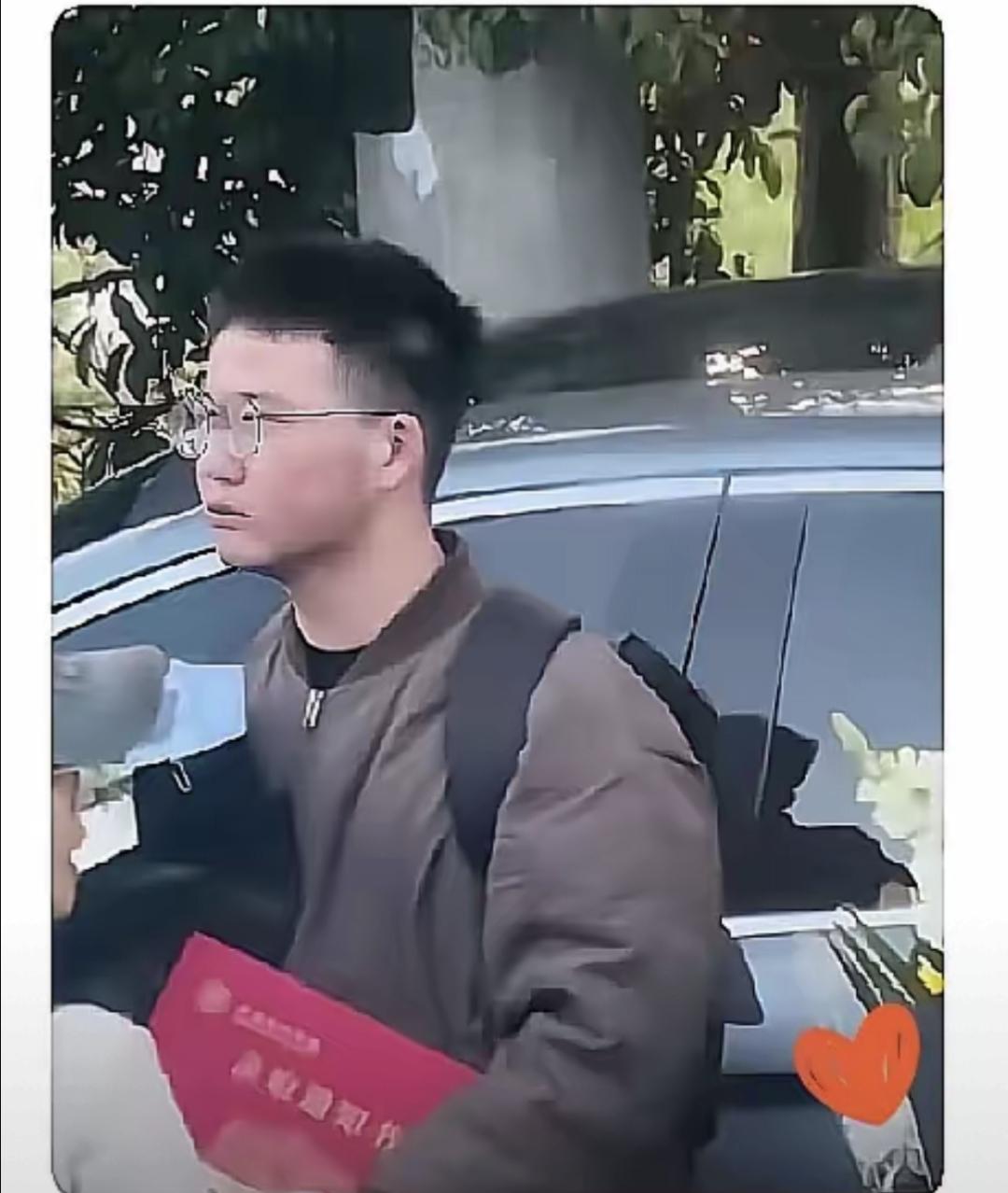 通知书边角卷了，车票根还黏在掌心，他站在苏州站出口吹风。那天我看见他，旧背包带