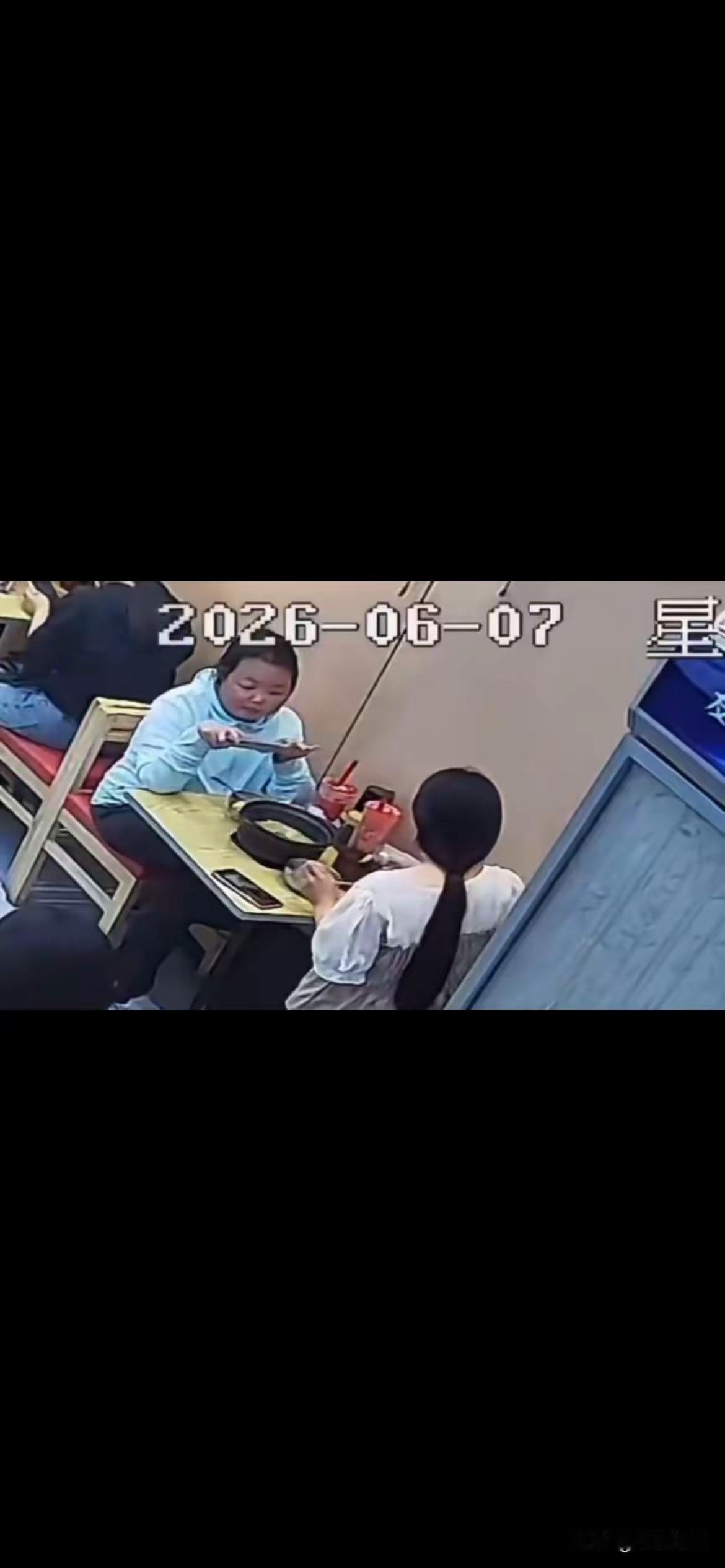 一米线店老板，发现被人差评称米线给得量太少，调取监控一看，两女子在盛完两碗之后拍