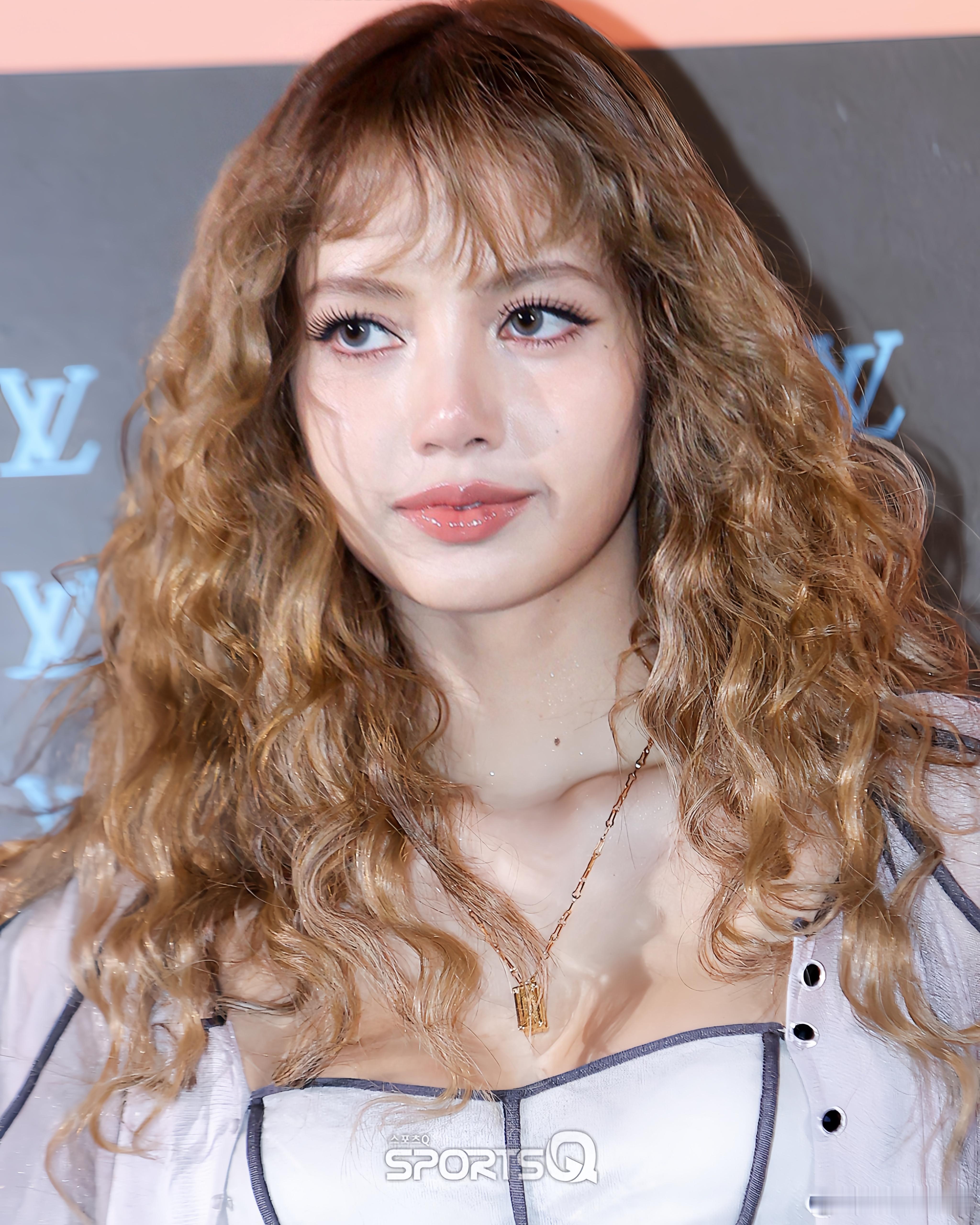 商业价值Lisa最高不站C位站哪就站C怎么滴吧