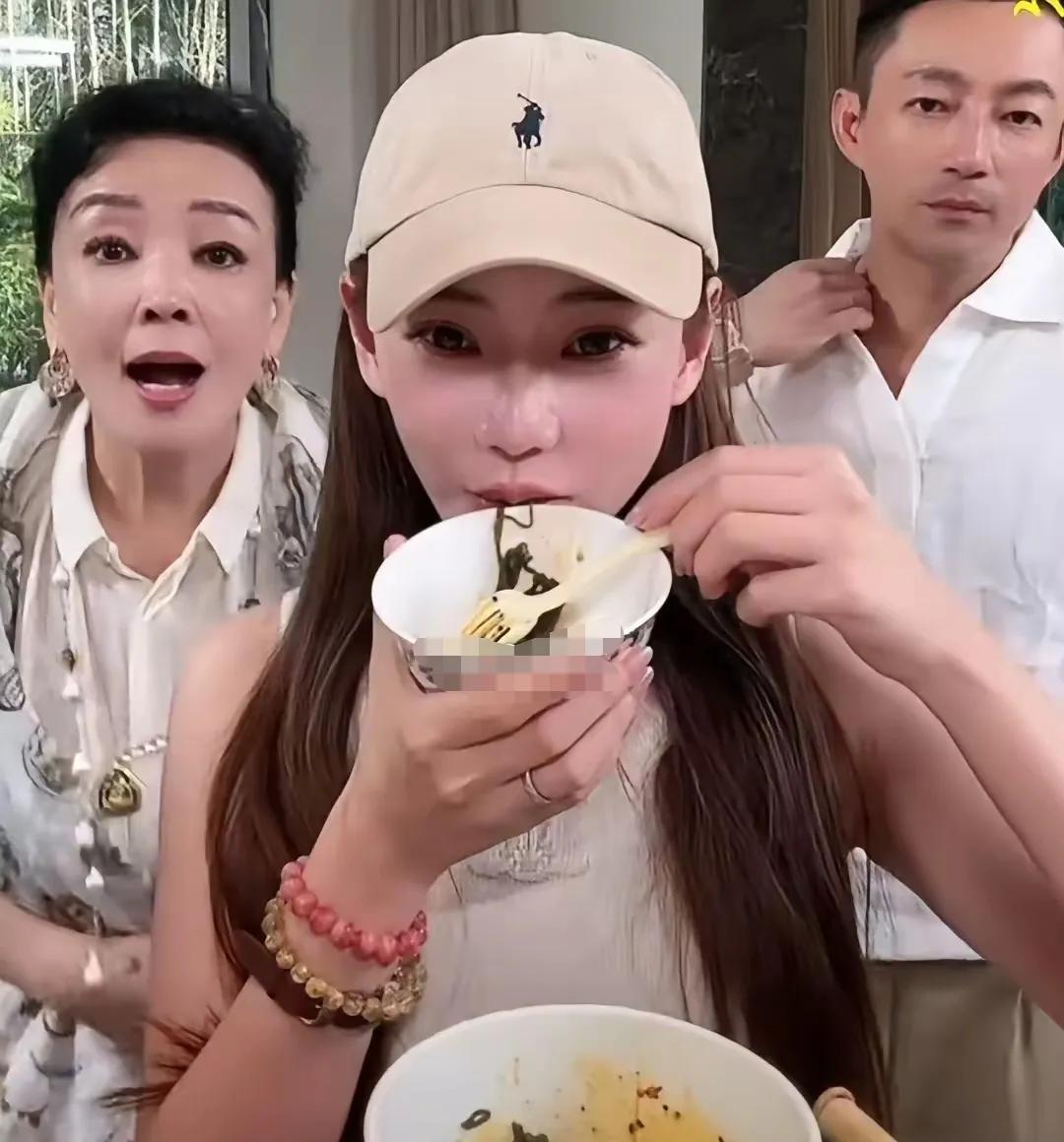 一家人合体在某手上直播了，小梅也很喜欢吃麻六记的产品。小梅说：没有认识老公前，我