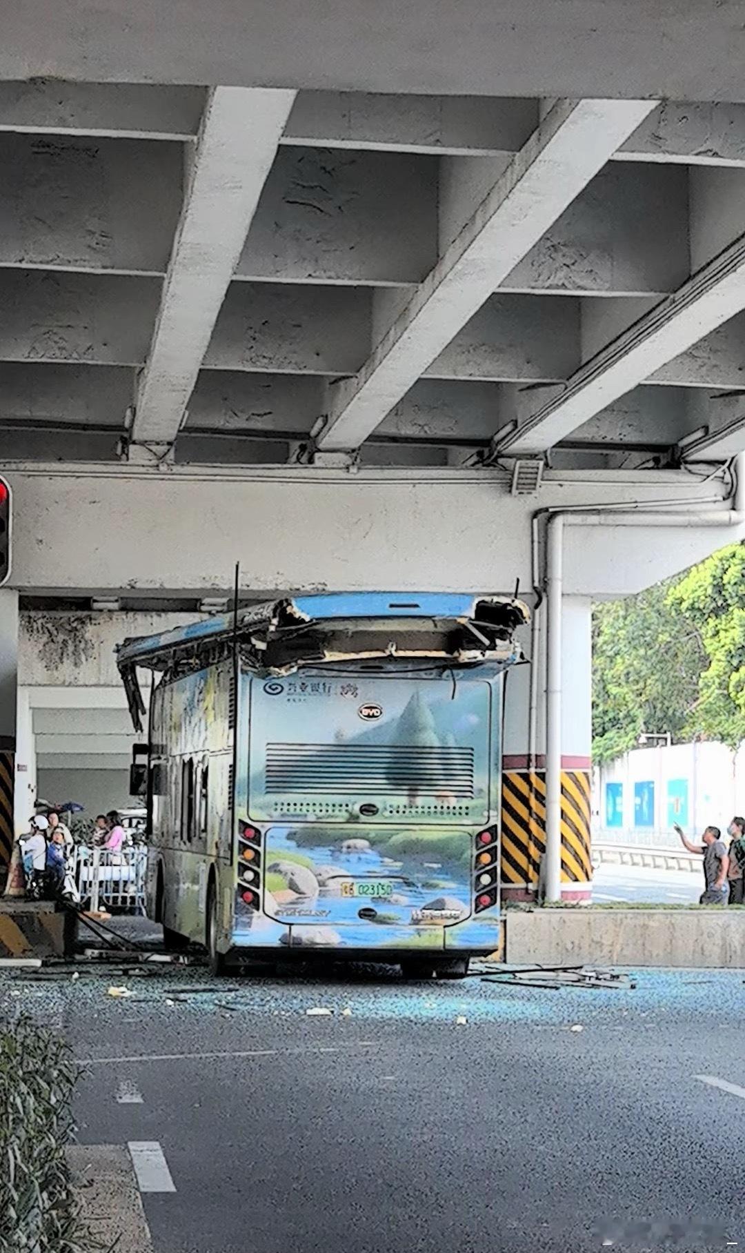 双层巴士变一层了刚看到深圳龙华双层巴士撞了路边限高架，直接削掉上面那层