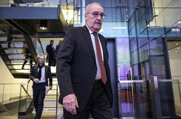 谁能想到几根金条一块定制座钟，居然能让卡壳的美瑞贸易谈判“起死回生”，可刚谈好没